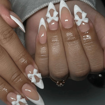 Kunstnagelset mit eleganten Spitzen und zarten Schleifenverzierungen Brehn