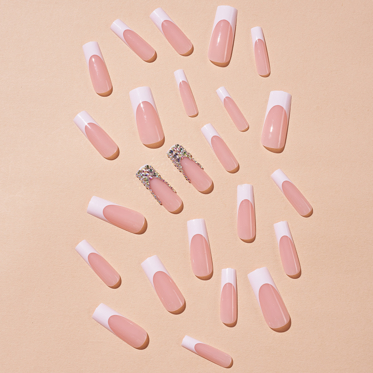 Kunstnagelset mit filigranen Akzenten und Glitzerverzierungen Brehn