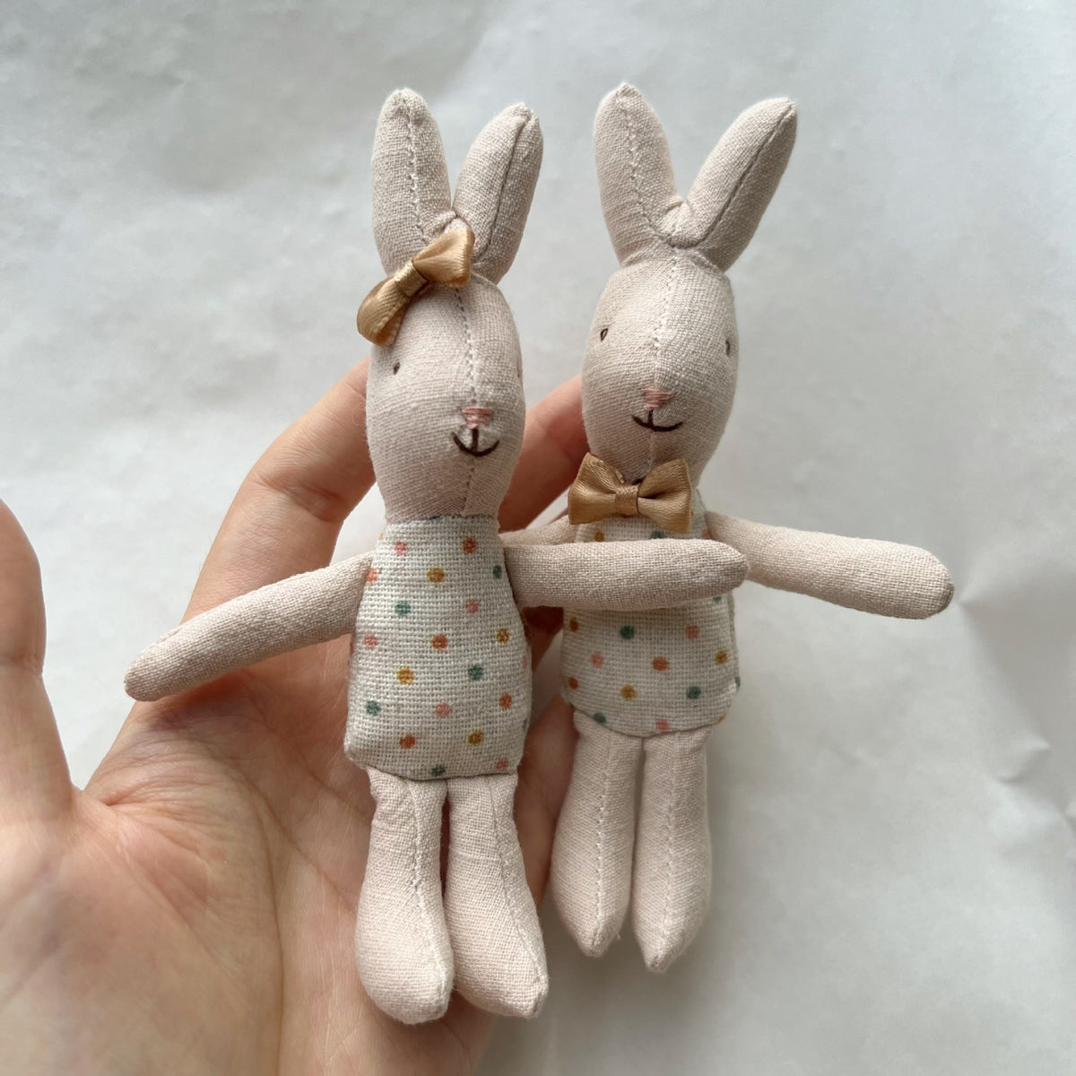 Handgemachte Leinen-Hase-Kuschelpuppe mit Karomuster-Outfit