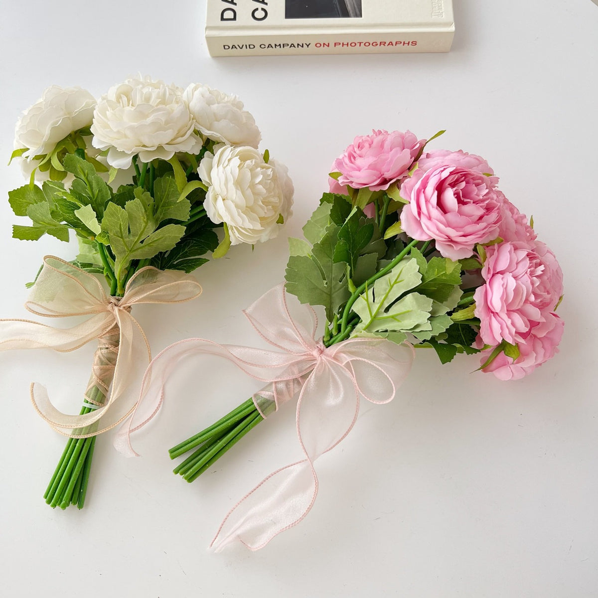 Eleganter Pfingstrosenblumenstrauß