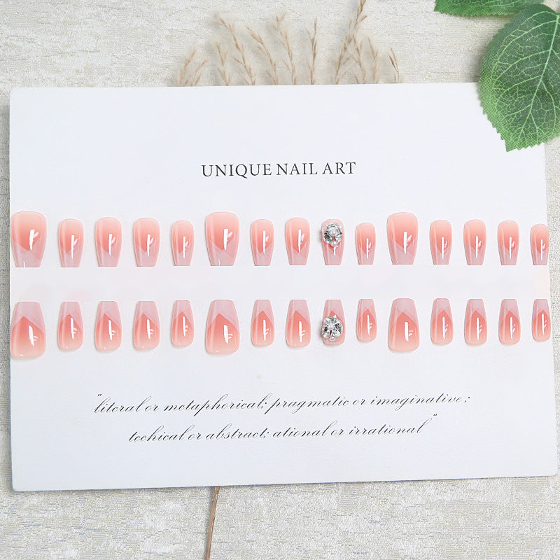 Kunstnagelset mit filigranen Spitzendesigns und glamourösen Strassakzenten Brehn