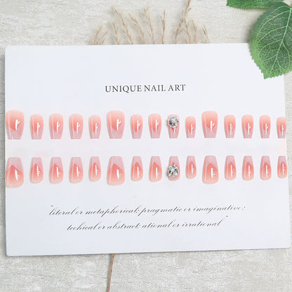 Kunstnagelset mit filigranen Spitzendesigns und glamourösen Strassakzenten Brehn