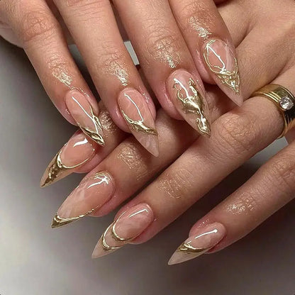Elegante Stiletto-Nagelverzierungen mit goldenen Akzentdetails Brehn