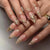 Elegante Stiletto-Nagelverzierungen mit goldenen Akzentdetails Brehn