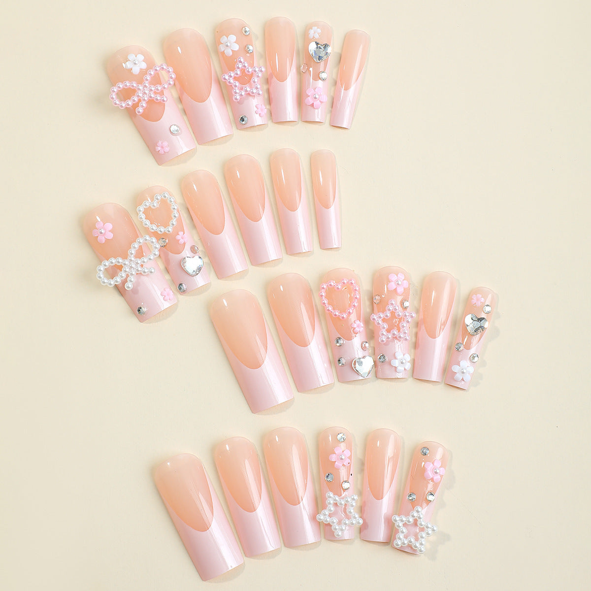 Glamouröses Kunstnageldesign mit goldenen Akzenten Brehn