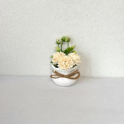 Dekorative Mini-Blumenarrangement im Topf