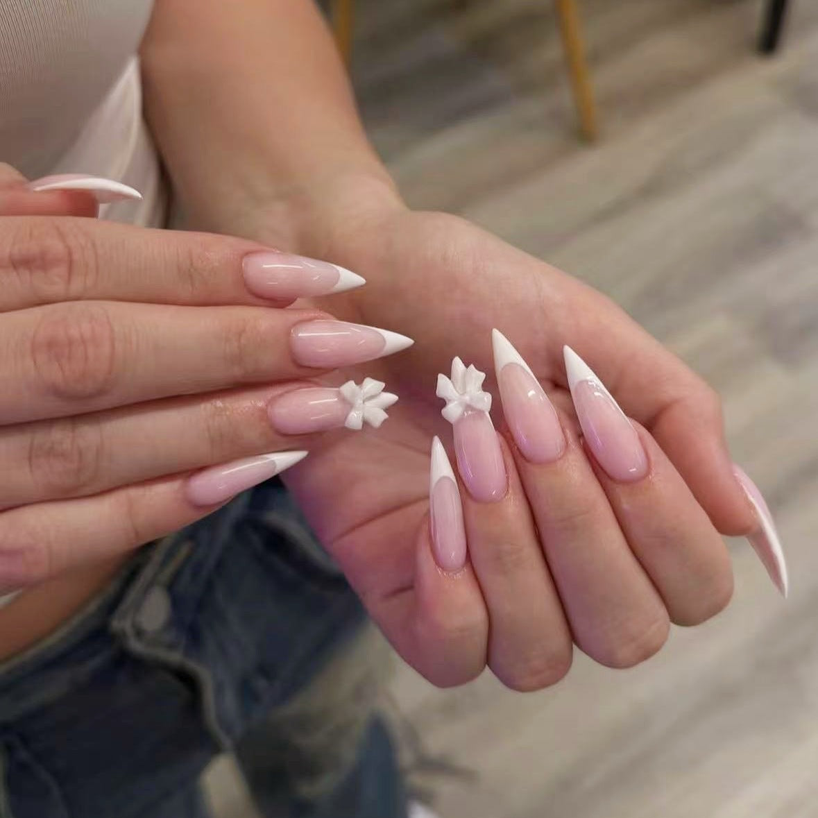 Kunstnagelset mit eleganten Spitzen und 3D-Verzierungen Brehn