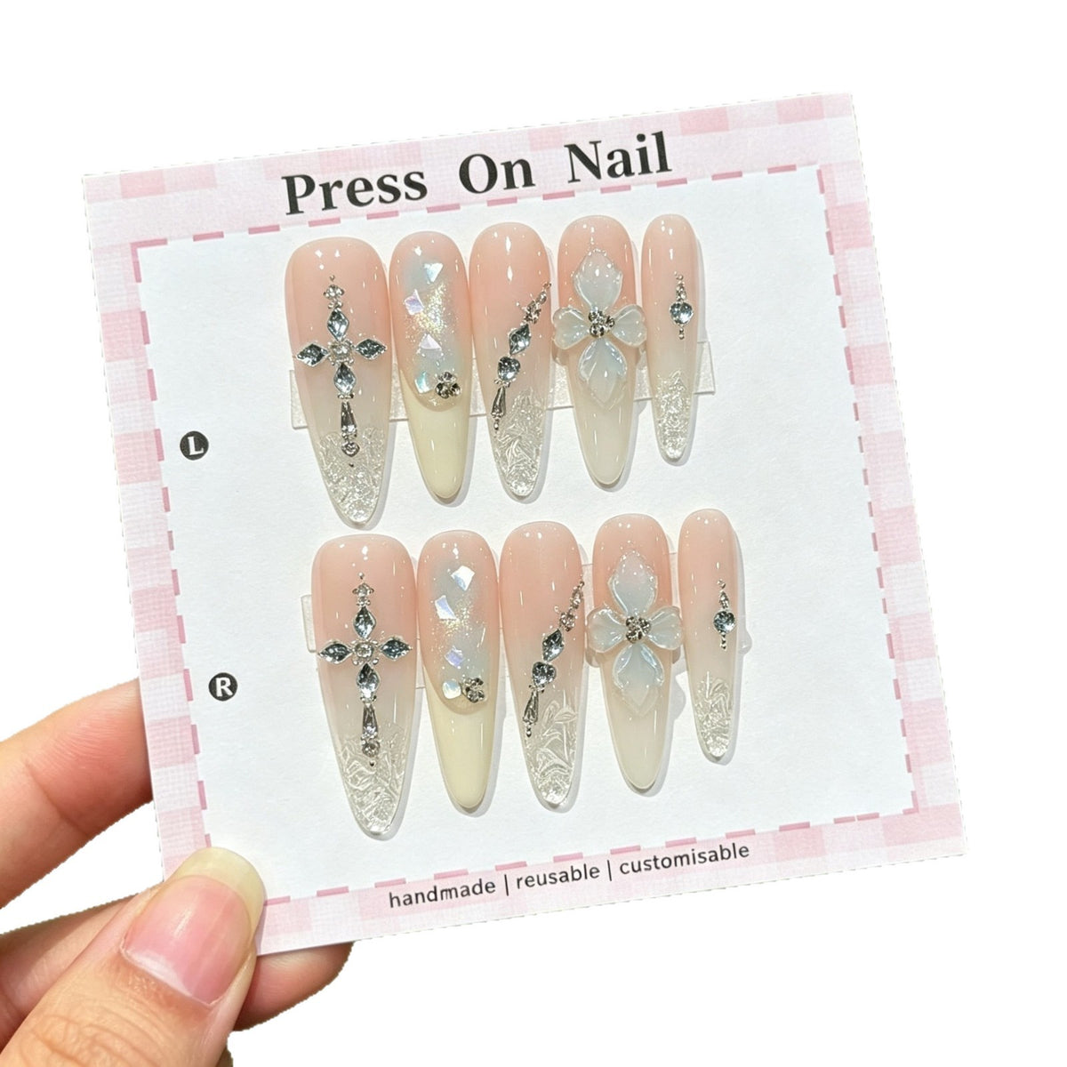 Anpassbares Press-On-Nagelkunst-Set mit dekorativen Blumen- und Edelsteinelementen