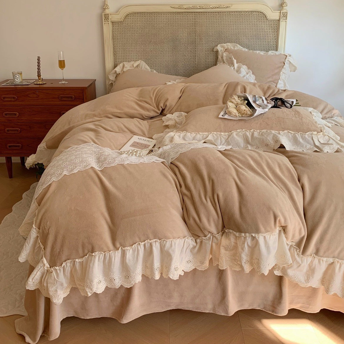 Kuschelige Microfleece-Bettgarnitur im Vintage-Cottage-Stil mit Baumwollspitzenbesatz