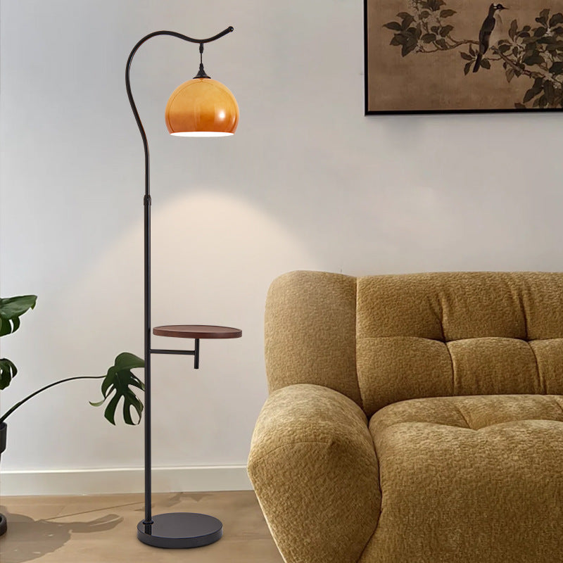 Moderne stilvolle Stehlampe mit Beistelltisch