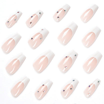 Kunstvolle Kunstnägel im eleganten French-Tip Design mit Glitzerakzenten Brehn