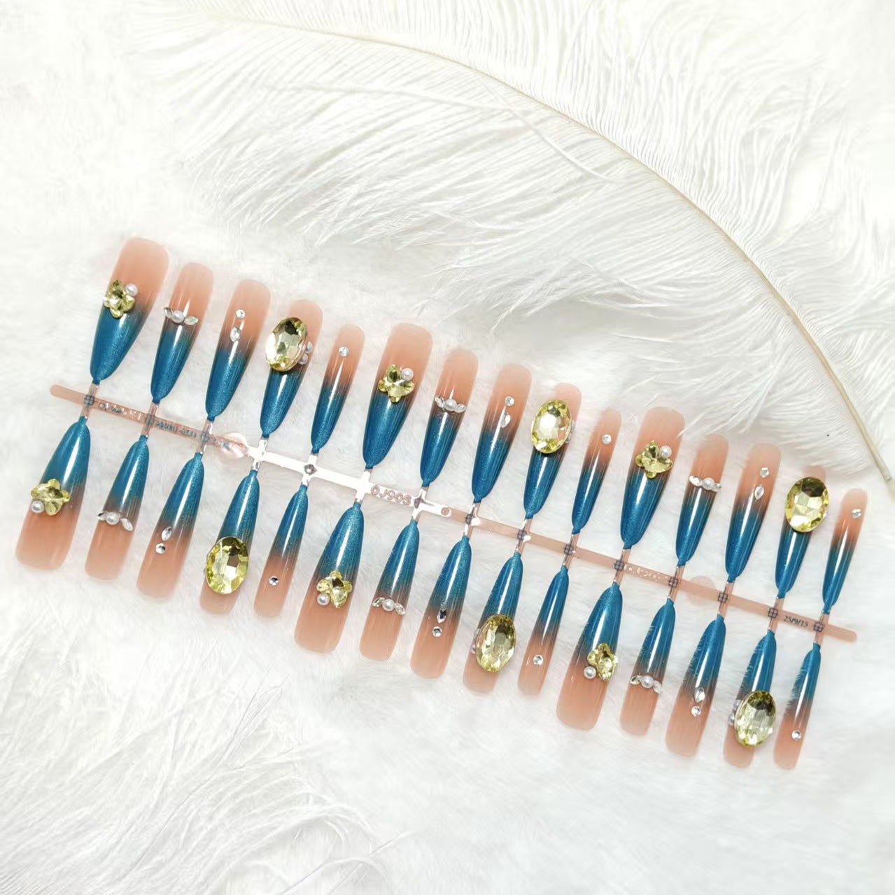 Kunstnägel Im Eleganten Stiletto-Stil mit Funkelnden Akzenten Brehn