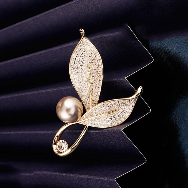 Elegante und Glamouröse Brosche mit Perlen und Kristallen Brehn