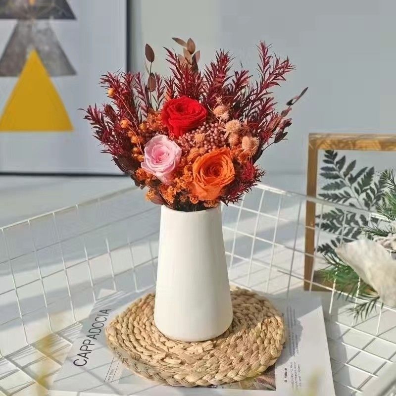 Eleganter Trockenblumenstrauß mit dekorativer Vase