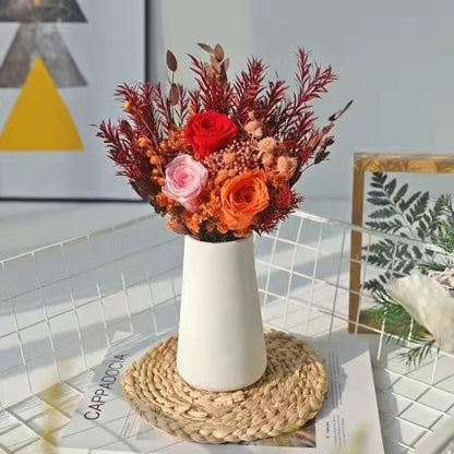 Eleganter Trockenblumenstrauß mit dekorativer Vase