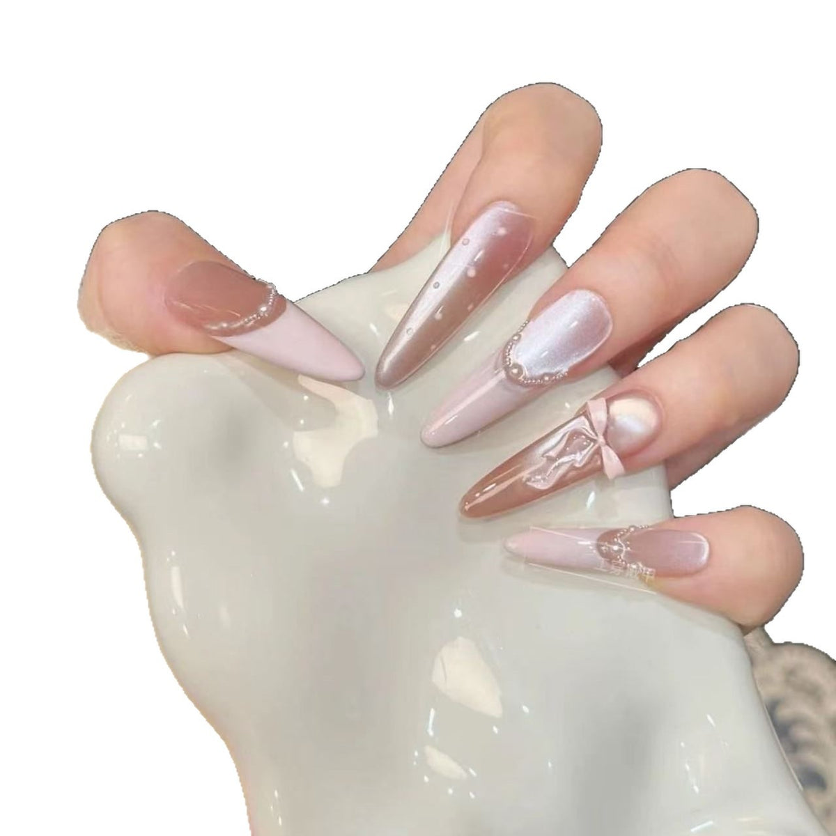 Glamouröse Kunstnagelspitzen mit eleganten Verzierungen Brehn