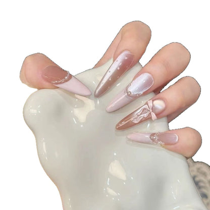 Glamouröse Kunstnagelspitzen mit eleganten Verzierungen Brehn