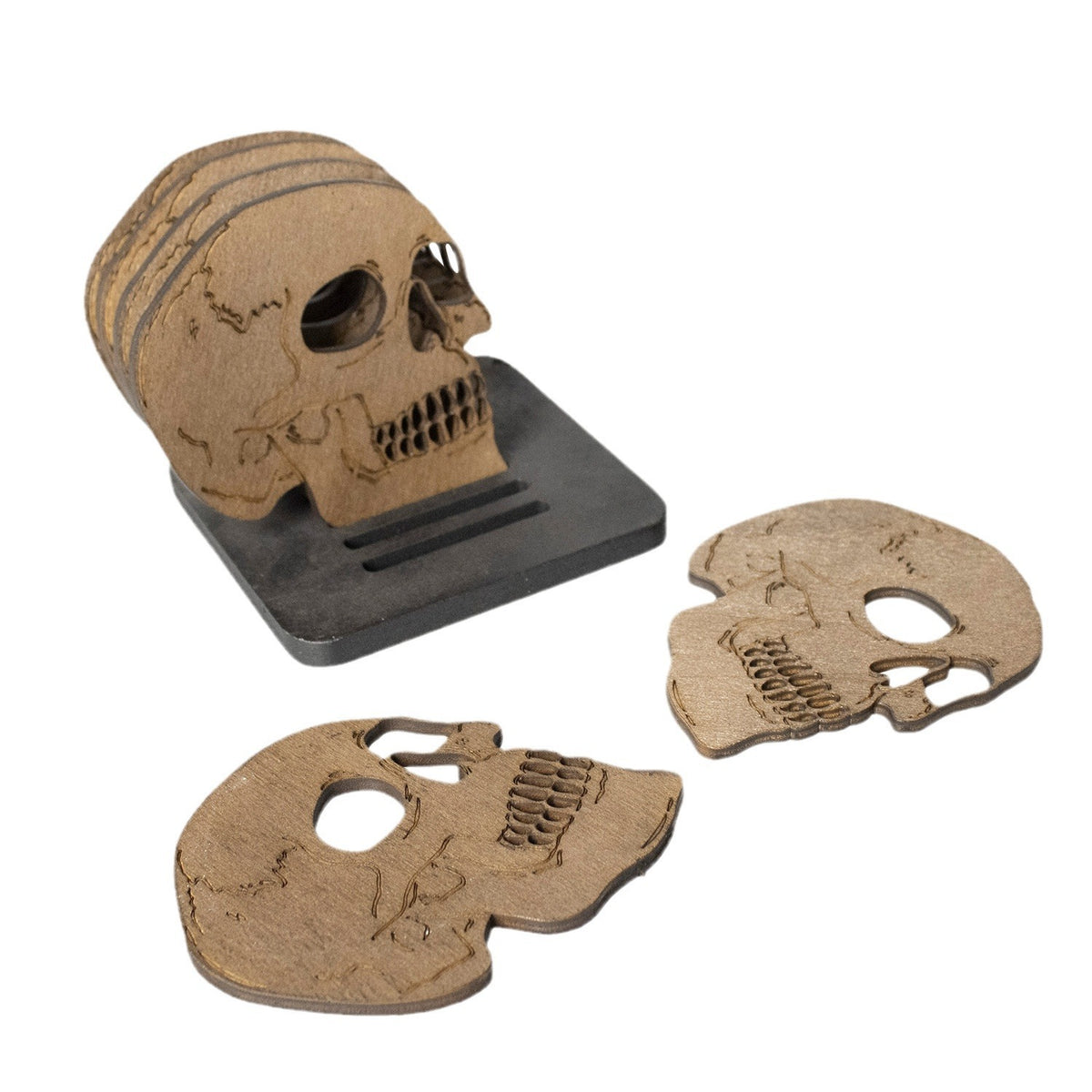 Set aus lasergravierten Holz-Untersetzern in Totenkopf-Form mit Aufbewahrungsständer