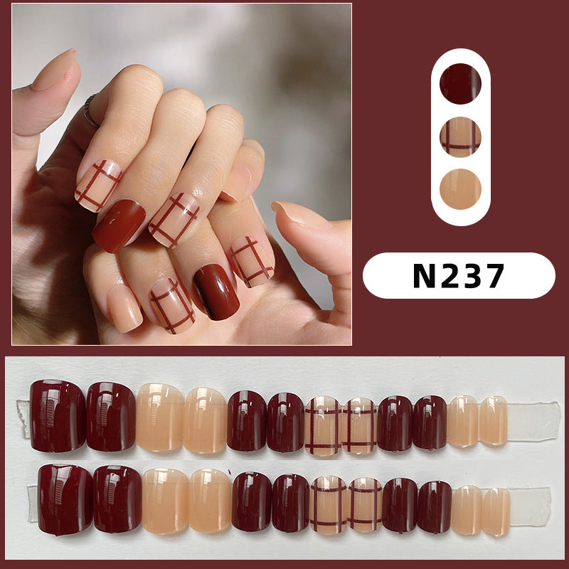 Stilvolles Press-On Nagelkunst-Set mit geometrischen Mustern