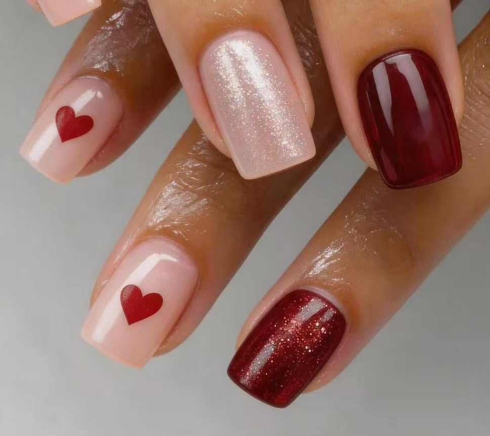 Kunstnagelset mit Herzmotiven und Glitzer Brehn