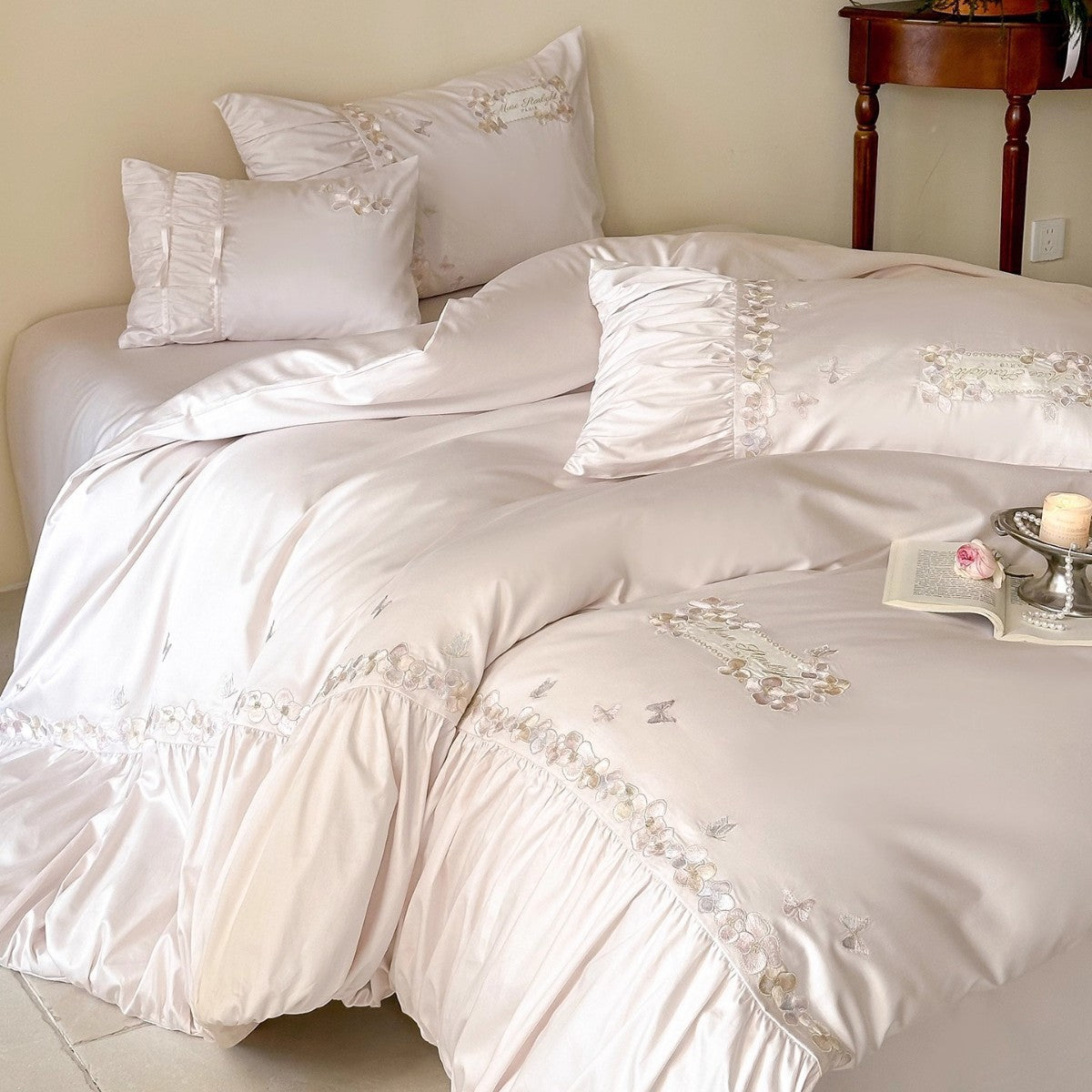 Bestickte Satin-Feel Rüschende Bettbezug Set mit Dekorativen Kissenbezügen
