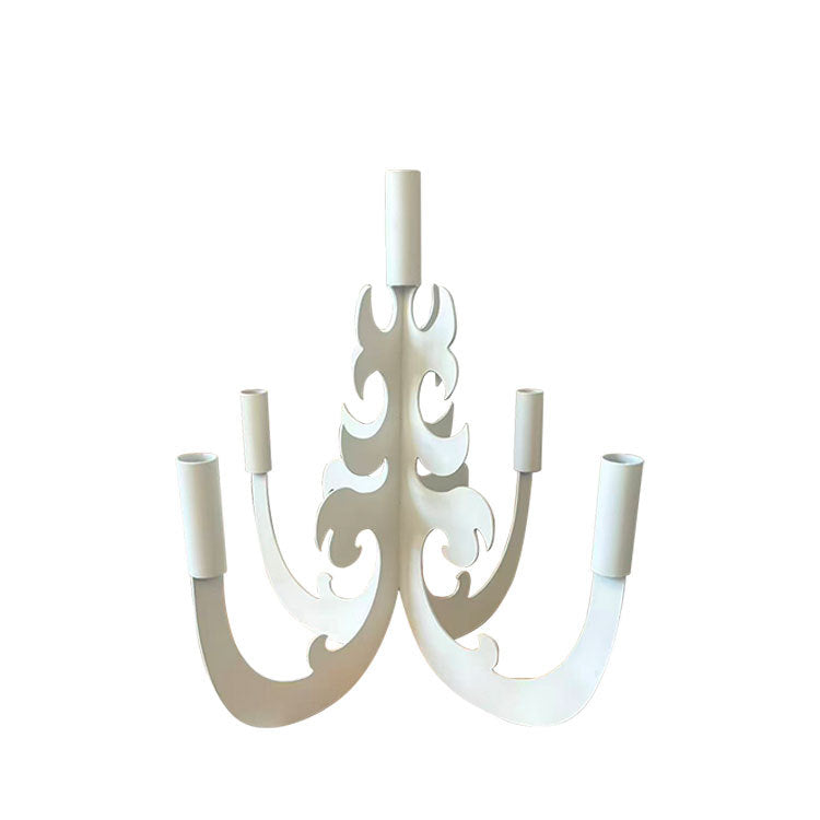 Verschnörkelter Metallkerzenhalter