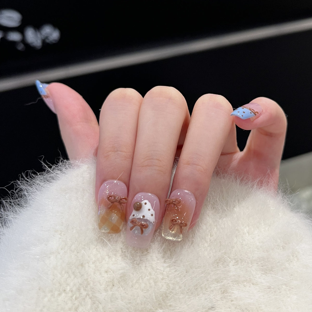 Dekoratives Press-On Nagelkunst Set mit charmanten Schleifenakzenten Brehn