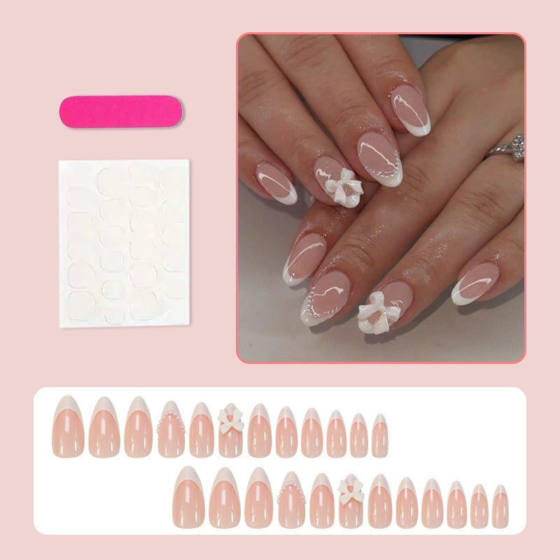 Kunstnagelset mit eleganten Blütenverzierungen und modischem French-Tipp Brehn