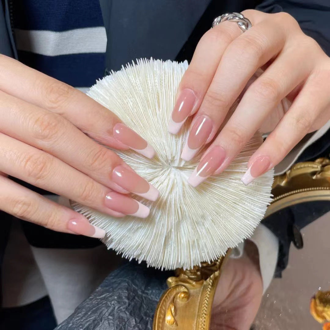 Stylische French Tip Nagelverlängerungen