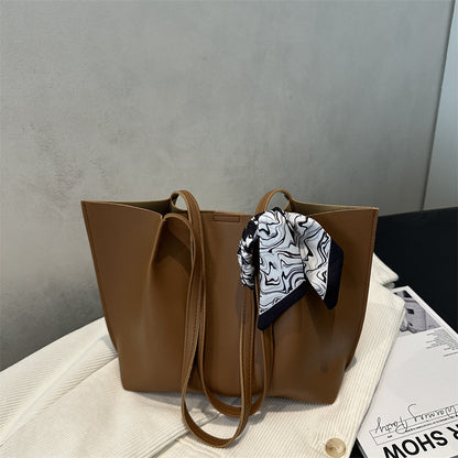 Minimalistische Tote-Handtasche mit dekorativem Schal