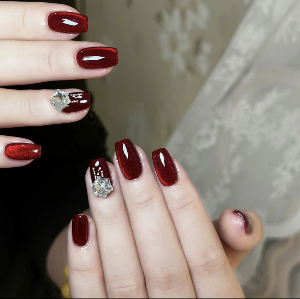 Kunstnagelset mit funkelnden Akzenten und glamourösem Design Brehn