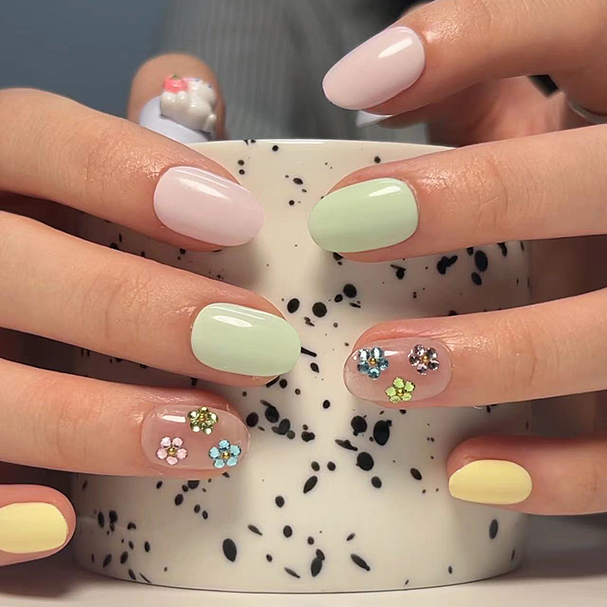 Kunstvolle Nagelkunst mit Blütenverzierungen Brehn