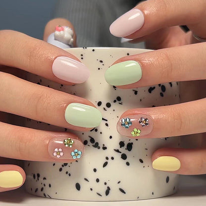 Kunstvolle Nagelkunst mit Blütenverzierungen Brehn