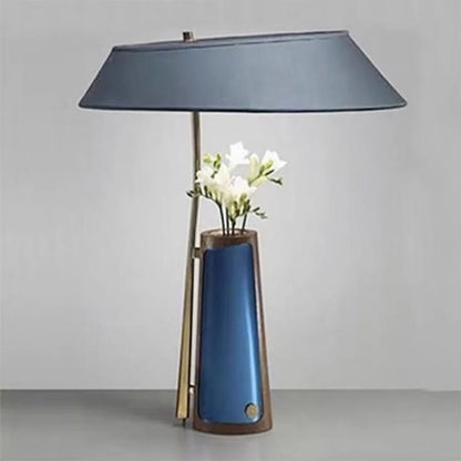 Dekorative Akzent-Tischlampe mit floralem Arrangement