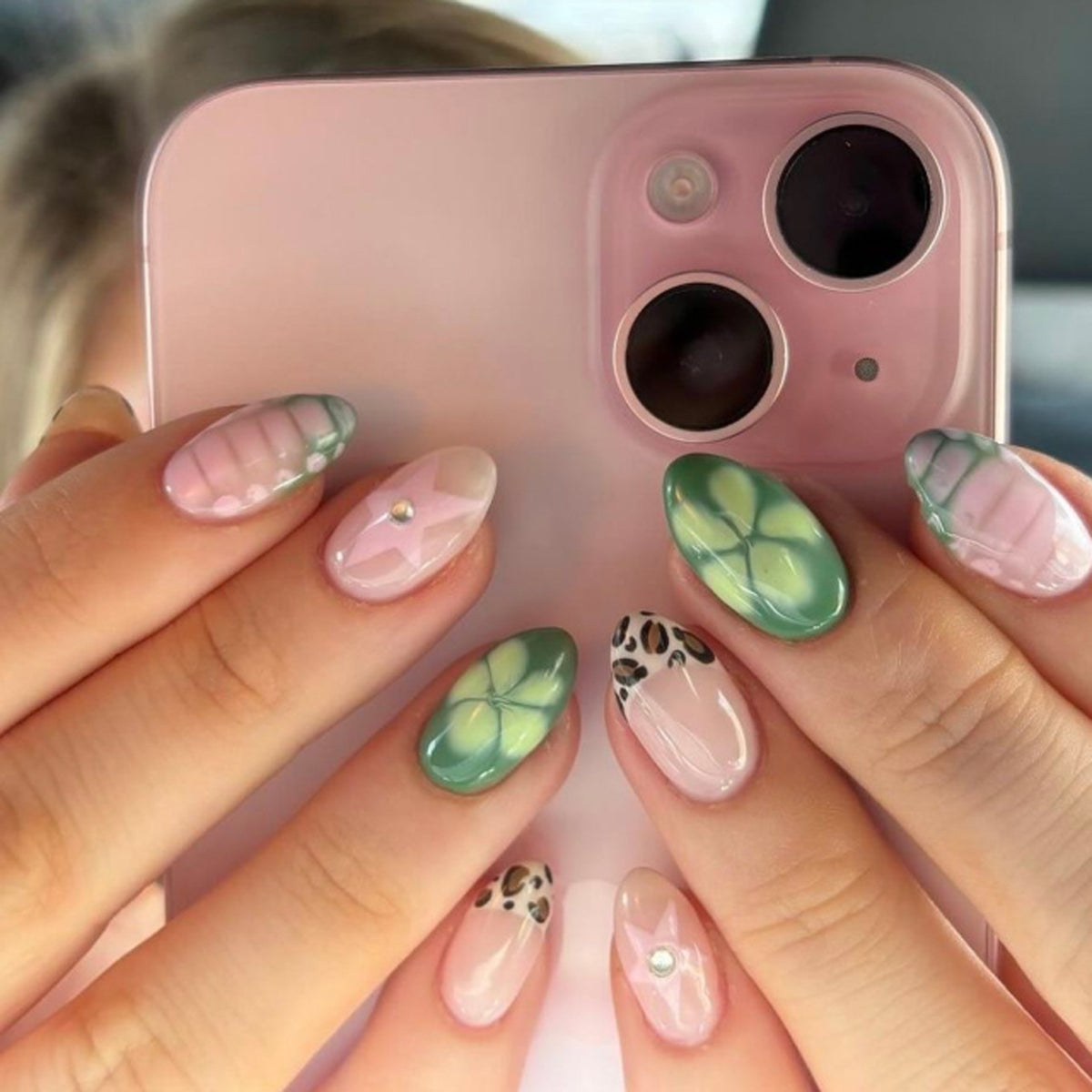 Künstliche Nailart mit floralen Akzenten Brehn