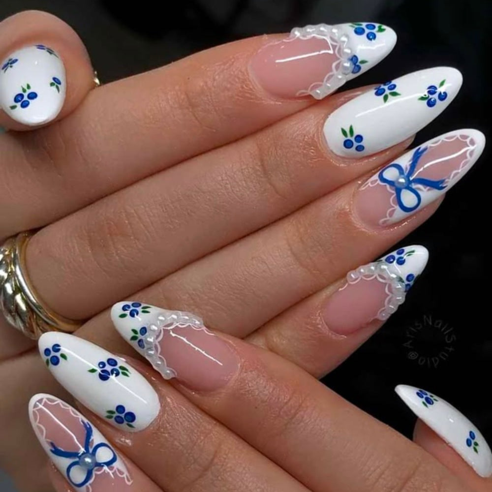 Kunstnägel mit Romantischem Blumen- und Schleifendekor Brehn