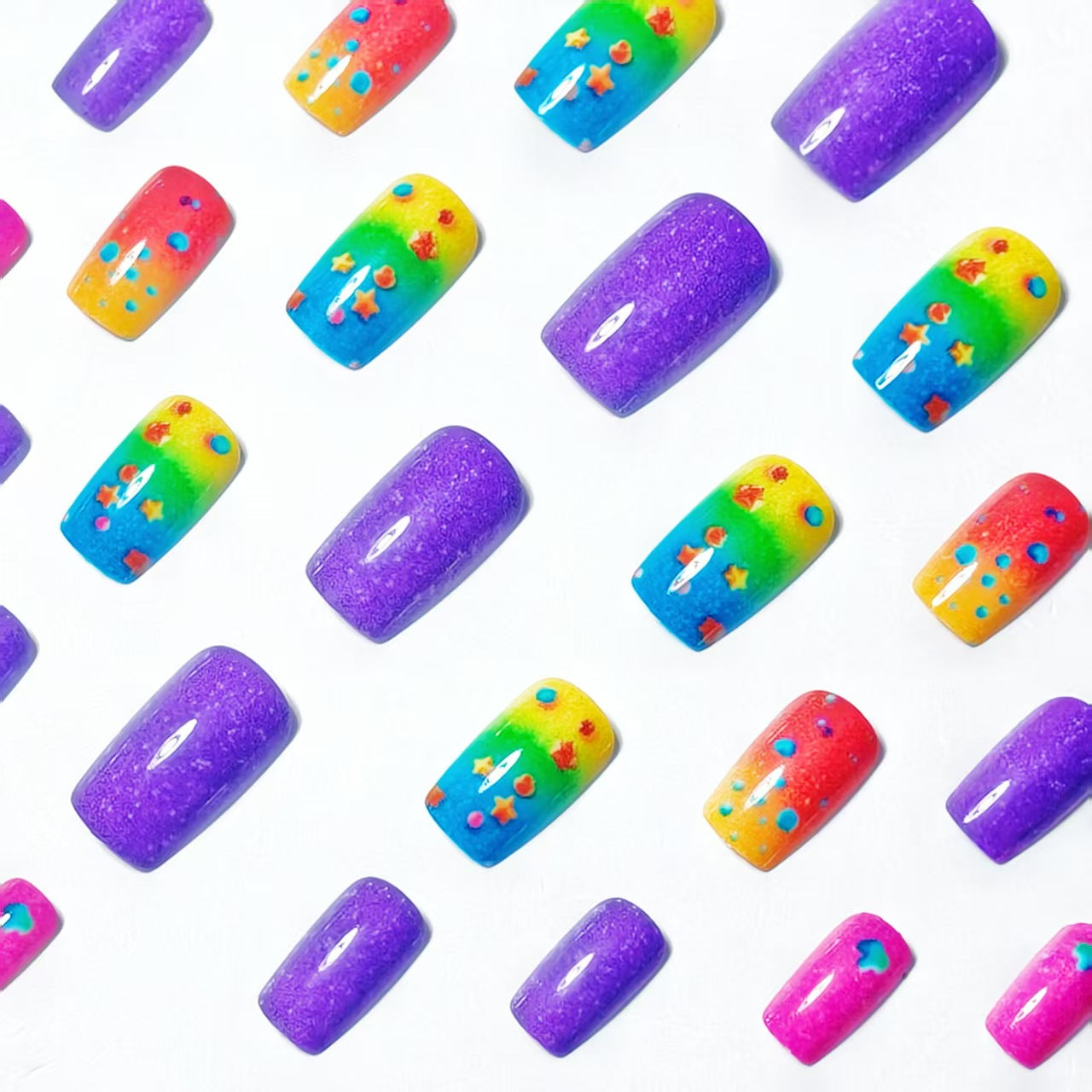 Kreative Kunstnägel mit Funkelndem Regenbogen-Design und 3D-Applikationen Brehn