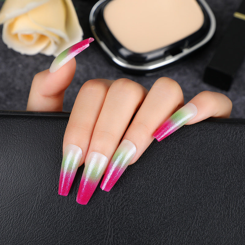 Glamouröse Kunstnägel mit Farbverlauf Brehn