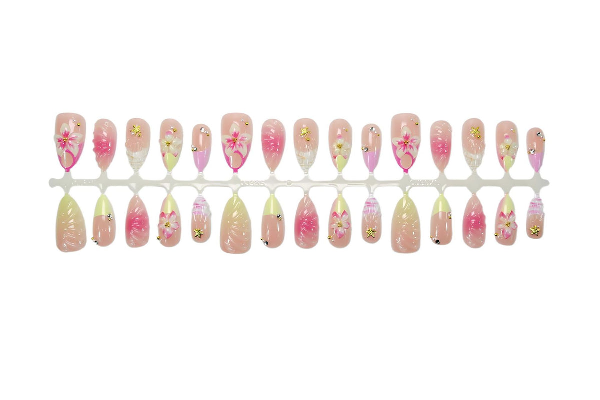 Kunstnagelset mit floralen Akzenten und glamourösen Details Brehn