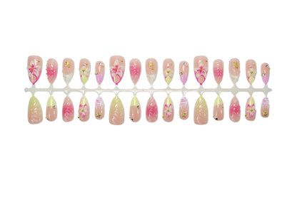 Kunstnagelset mit floralen Akzenten und glamourösen Details Brehn