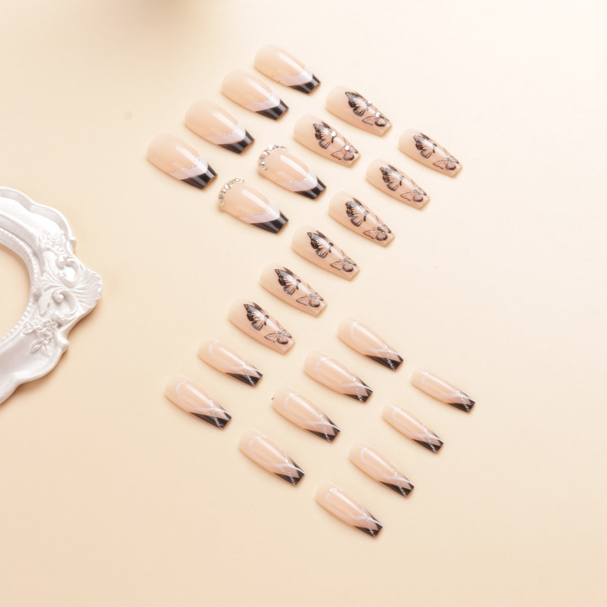 Künstlerische Lange Stiletto Press-On Nagelkunst mit Schmetterlingsdesign Brehn