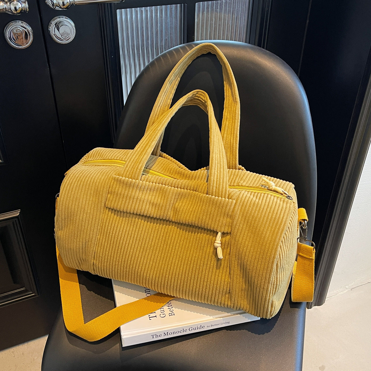 Sportliche Reisetasche Aus Flauschigem Cord-Material mit Verstellbarem Schulterriemen Brehn