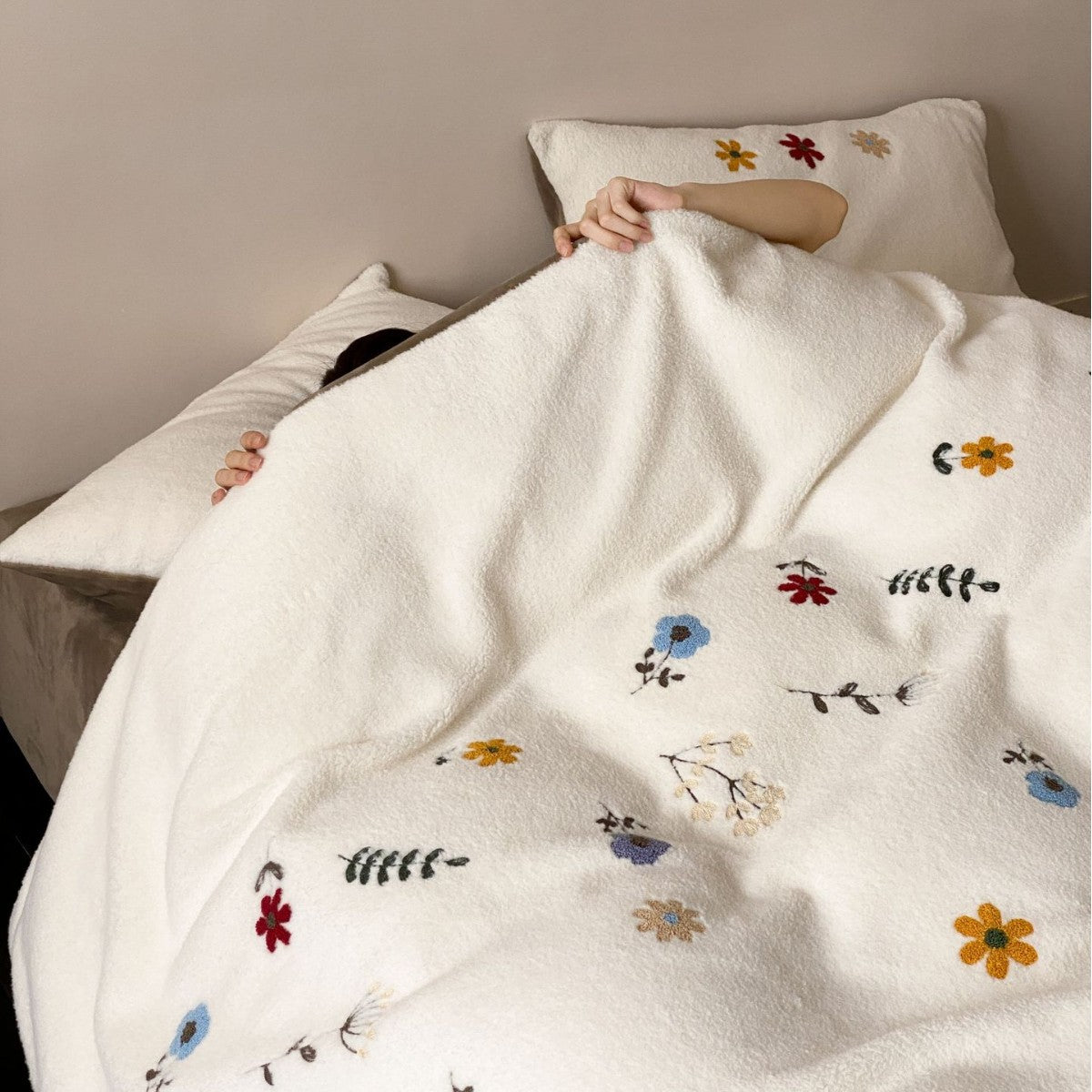 Wendbares Kuschel-Bettwäschenset aus Sherpa-Fleece mit bestickten Blumenapplikationen