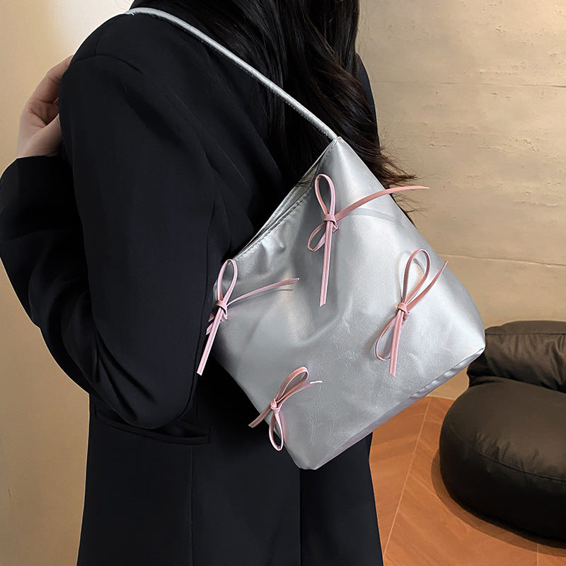 Schultertasche mit Schleifenverzierung