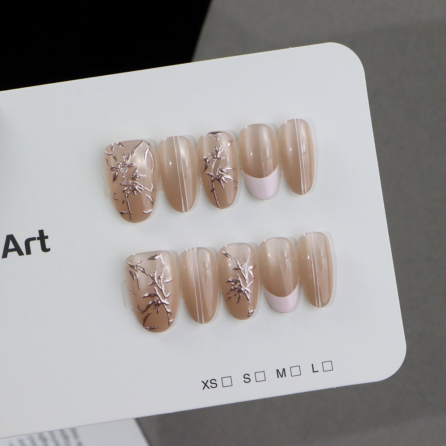 Elegantes Nagelkunstset mit künstlerischen Designs Brehn