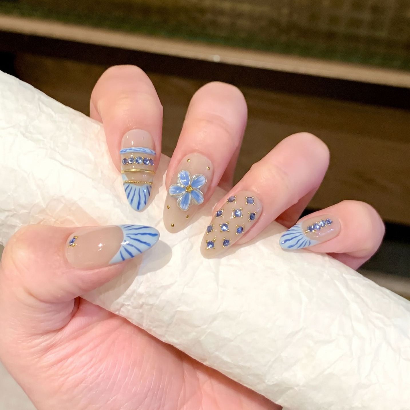 Dekoratives Nagelkunst-Set mit floralem und gemstone Akzent Brehn