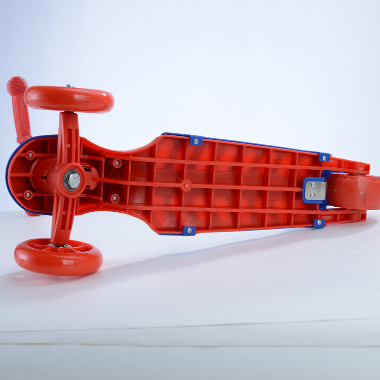 Kompakter 3-Rad Lean-to-Steer Kickroller Brehn