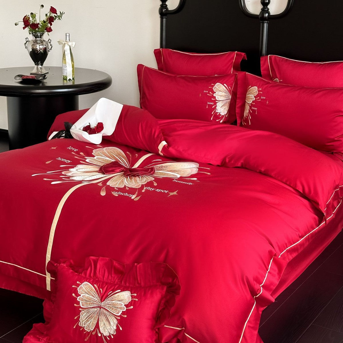 Luxuriöse Satin-Bettwäschegarnitur mit besticktem Schmetterlingsmotiv, Paspelierung und Zierband