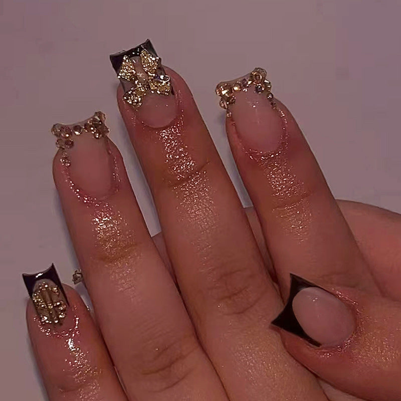 Kunstnagelset mit eleganten goldenen Verzierungen und modernem Design Brehn