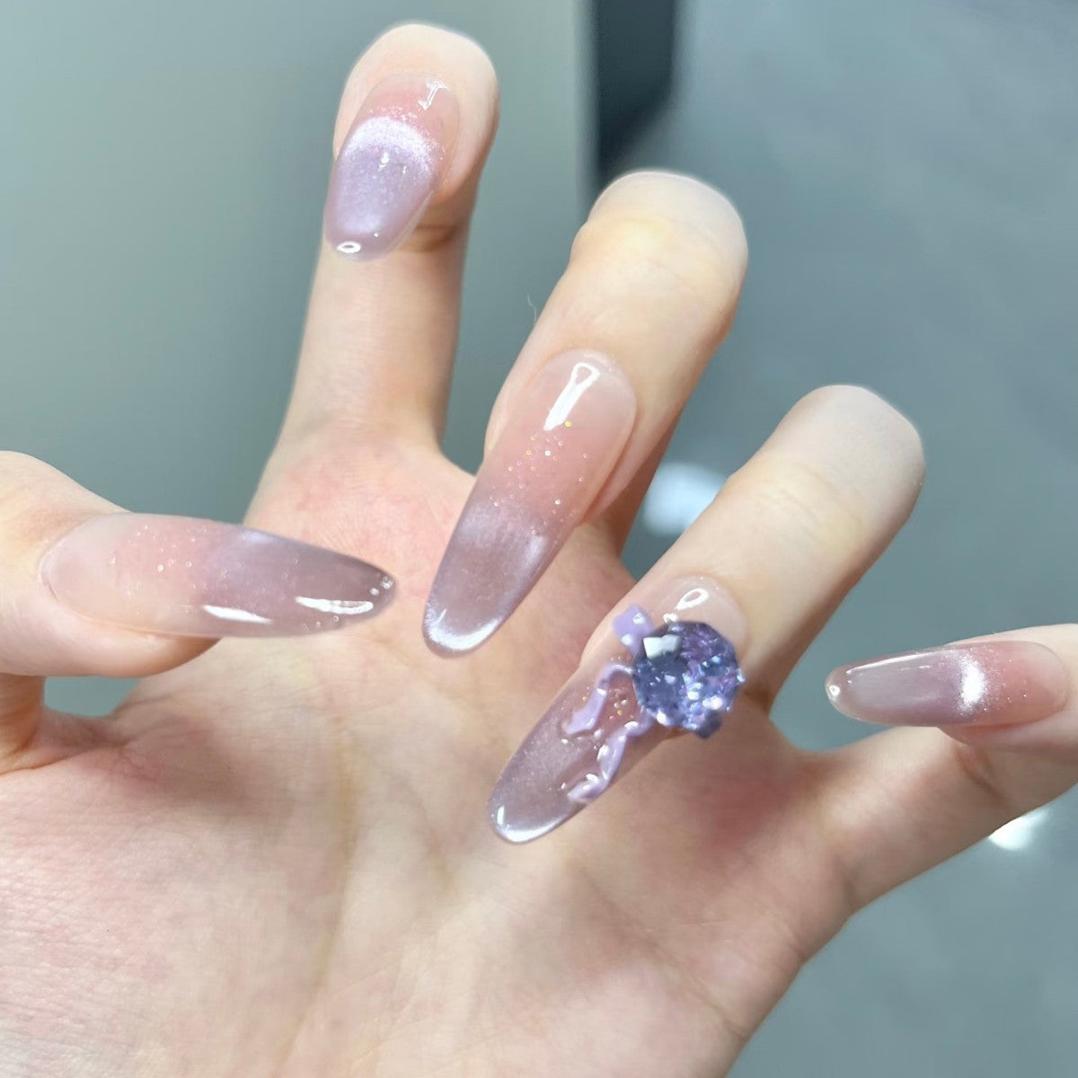 Künstlerisches Ombre Press-On Nageldesign mit Kristallakzent Brehn